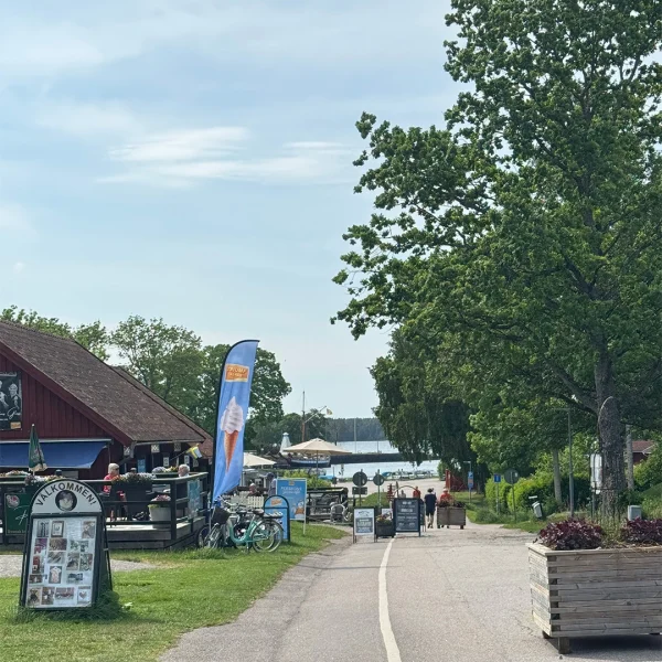 Ner mot hamnen i Sjötorp